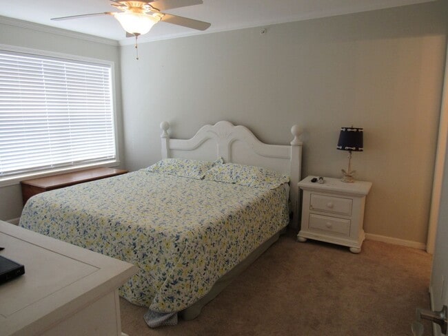 Building Photo - Lakefront 2 bedroom Condo For Rent