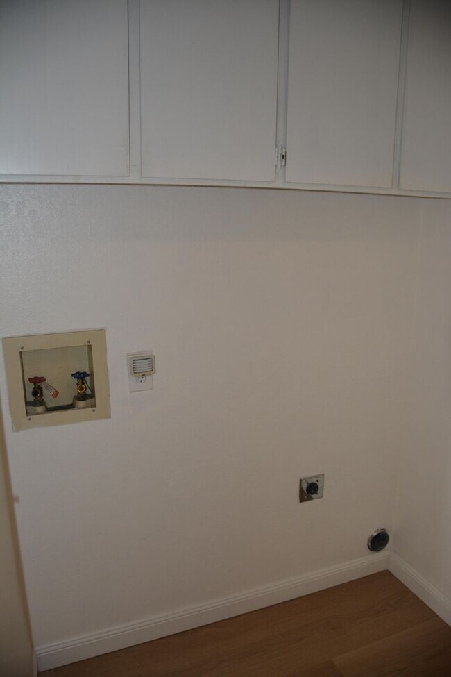 Building Photo - Sharp Pittsburg 3/2