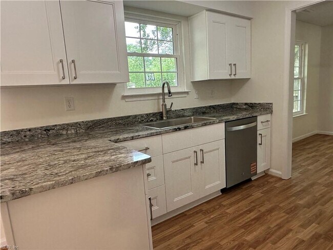 Building Photo - Beautiful 3 Bedroom 2.5 Bathroom Home in Lynnhaven