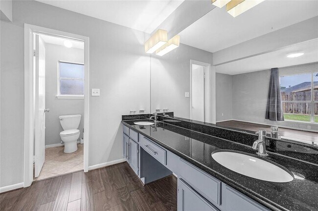 Building Photo - 2110 Highland Hills Dr