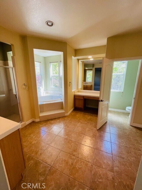 Building Photo - 1574 Glencrest Dr