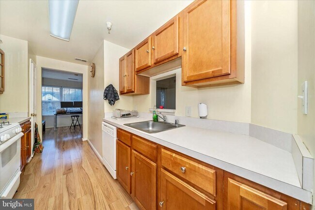 Building Photo - 6520 Lake Park Dr