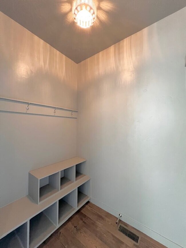 Building Photo - Beautiful 4 Bed, 2.5 Bath Plus Office in S...