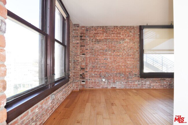 Building Photo - 460 S Spring St