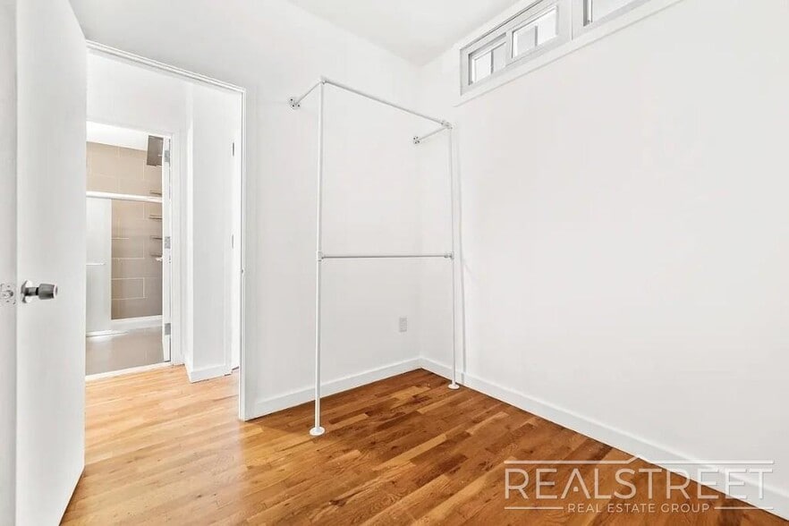 Building Photo - Modern 2-Bedroom Apartment with Private Balcony in Prime Bushwick
