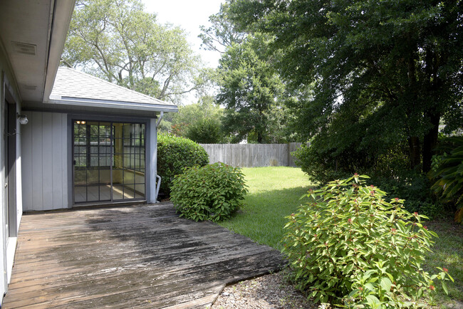 Building Photo - 1129 Troon Dr E