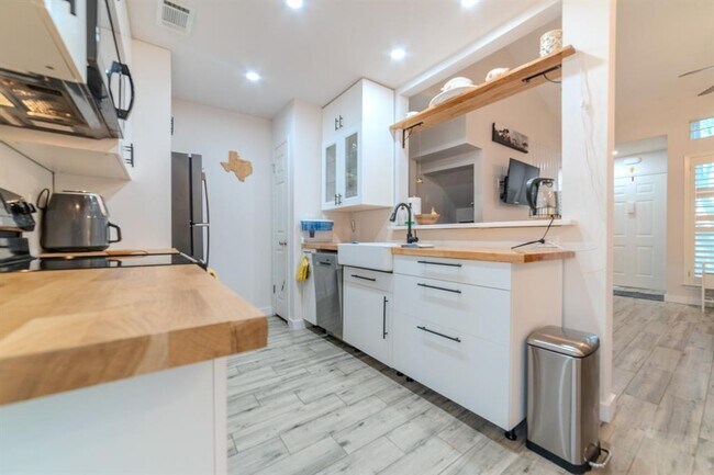 Building Photo - 1015 E Yager Ln