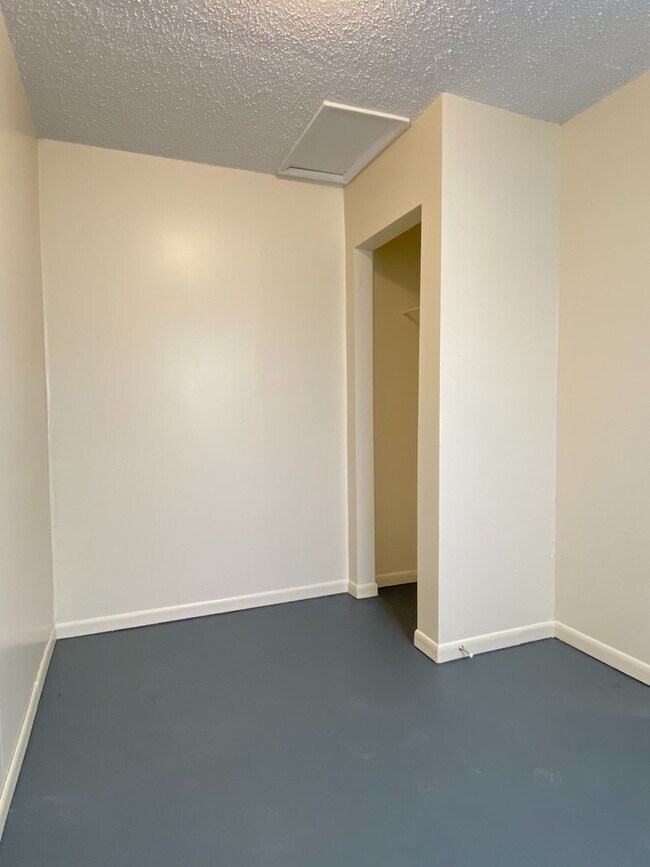 Building Photo - 3387 SW Brendan Ave