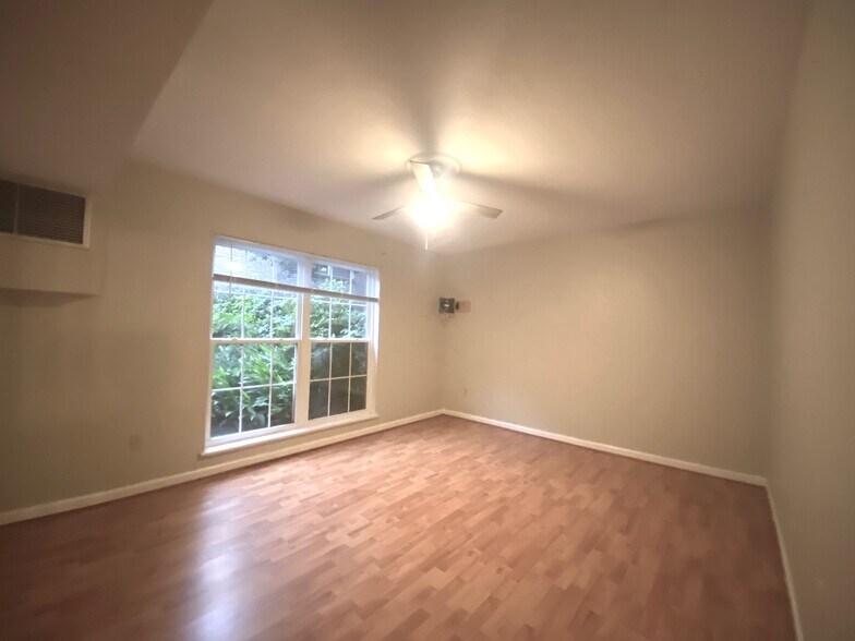 Building Photo - 811 Colony Dr