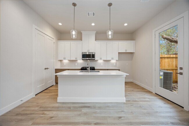 Building Photo - 6124 De Campo St