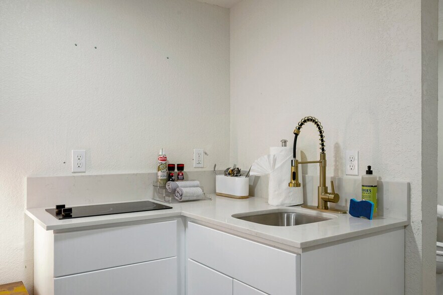 Building Photo - 4005 W Lincoln St