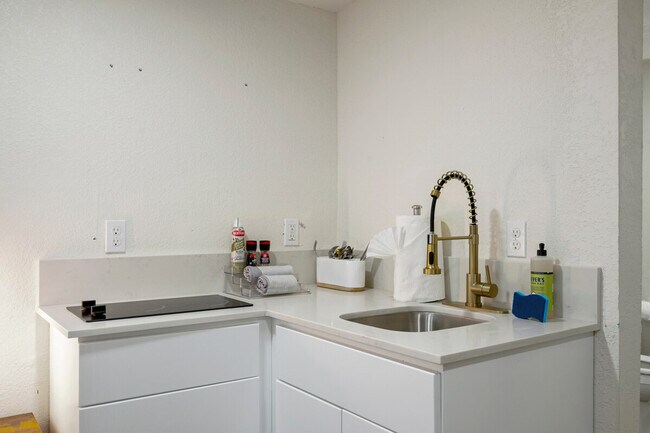 Building Photo - 4005 W Lincoln St