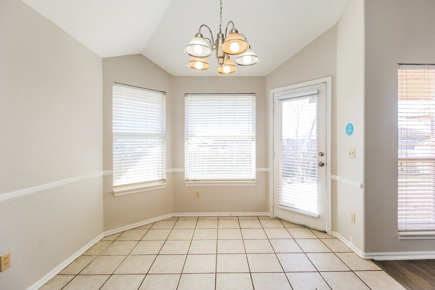 Building Photo - 600 NE 20th St