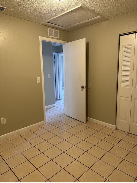 Building Photo - 2826 Green Acres Ave