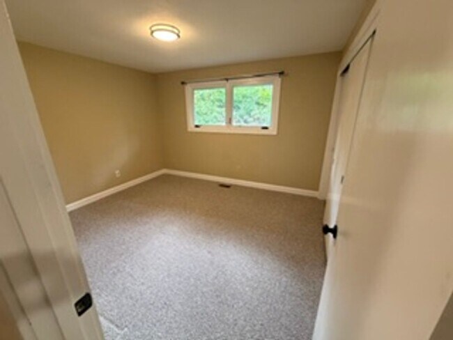 Building Photo - Charming, Spacious, Updated Home in Lake Oswego!