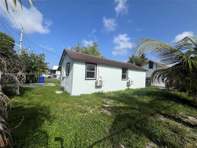 Building Photo - 360 NE 174th St