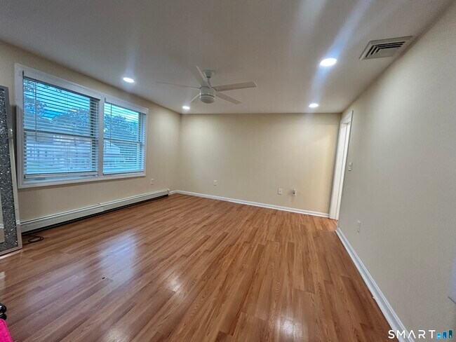 Building Photo - 381 Hope Hill Rd