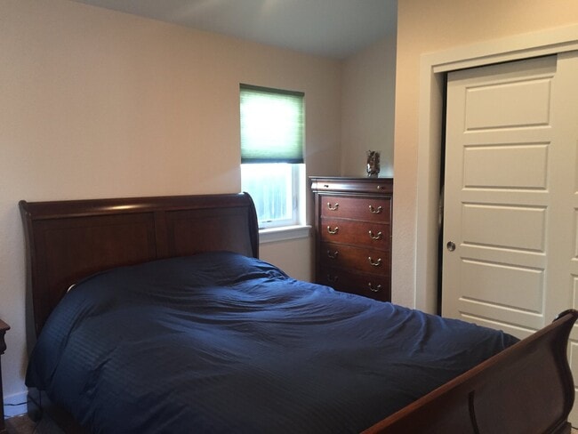 Building Photo - 3 bed/ 3 bath Home in Mayfair