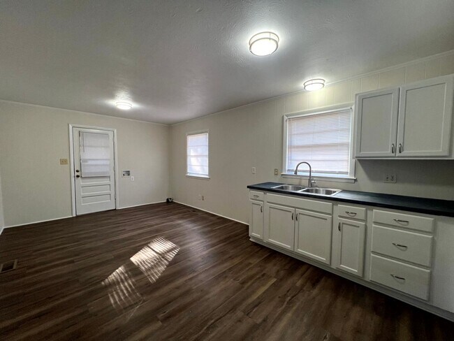 Building Photo - 944 Lark Dr