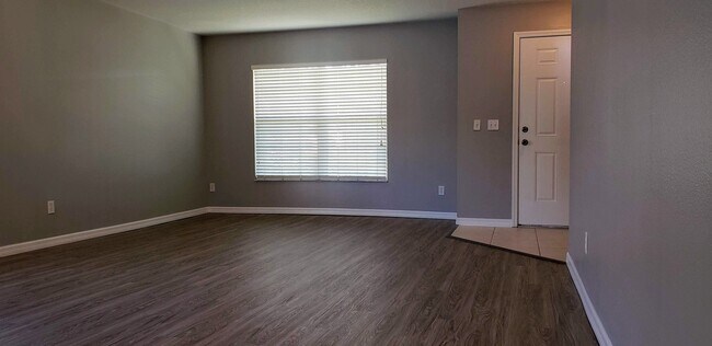 Building Photo - 4 Bedroom /2.5 bath Spacious Home In Sanfo...