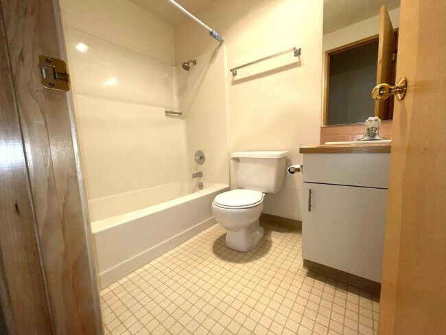 Building Photo - 3433 McNary Pky