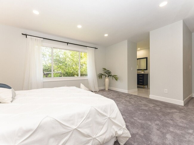 Building Photo - 4 BD remodeled Sylvan Heights home!