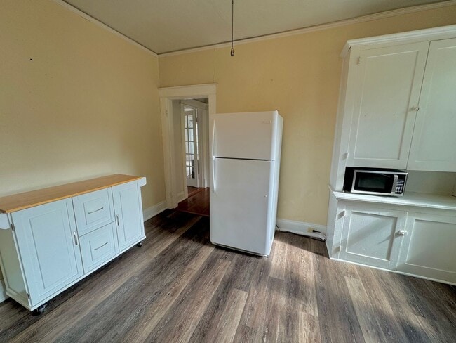 Building Photo - Charming Upstairs Apartment