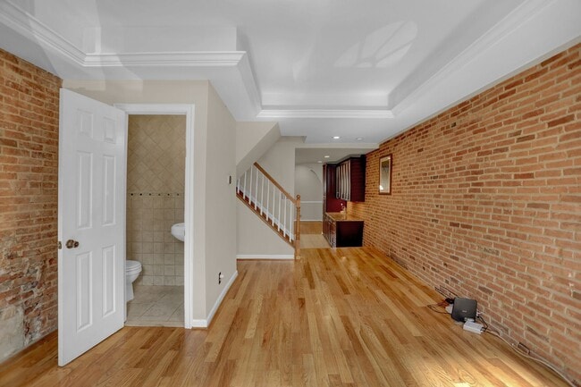Building Photo - Chic City Living at 2308 E Fairmont Ave!