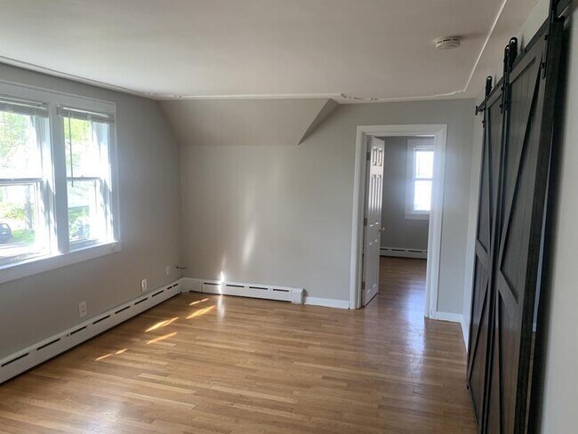 Building Photo - West Side 3BR Upper