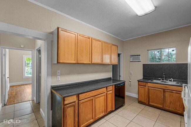 Building Photo - COZY HOME