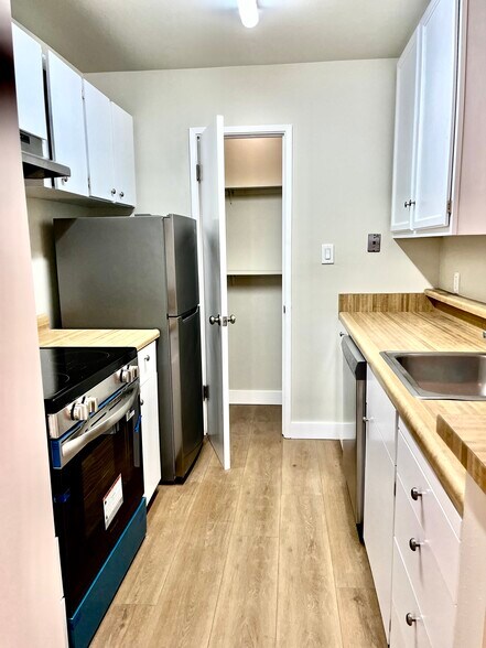 Kitchen w/ brand new appliances - 109 Piccadilly Pl