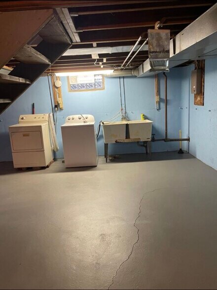 Building Photo - 225 Sunshine Dr