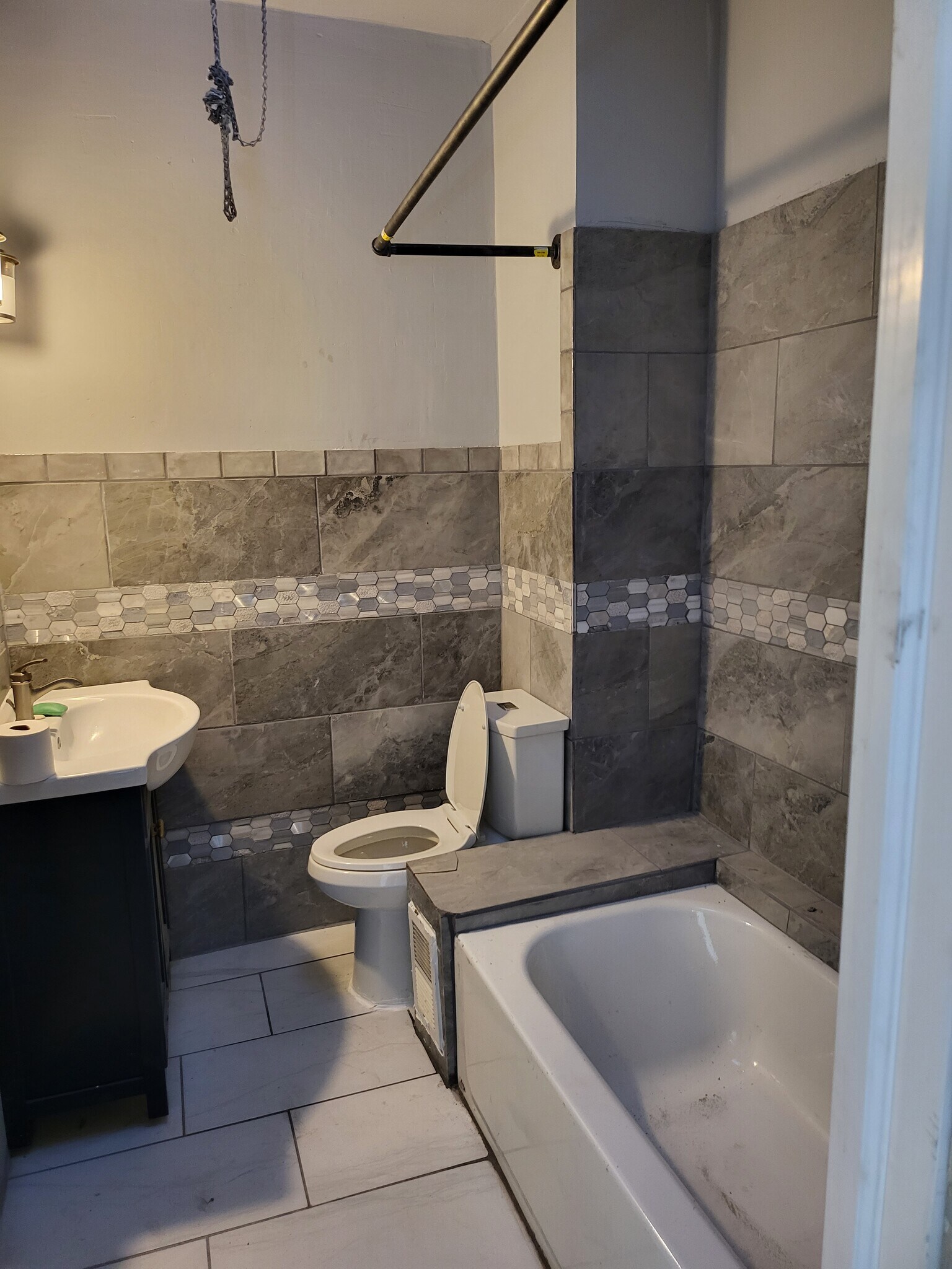 Building Photo - 643 N Peach St