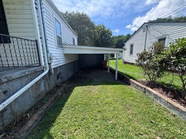 Building Photo - Get it now to see it. Perfect for young family. Great location