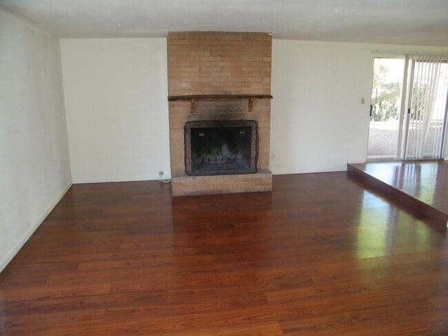 Building Photo - 3 Bed, 2 Bath Tucson Rental with Carport &...