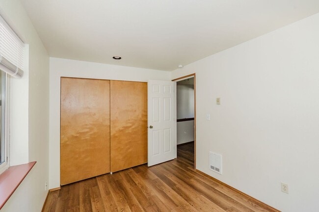 Building Photo - Desireable End Unit, Bremerton Triplex - A...