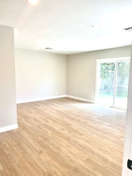 Master bedroom with sliding door to backyard - 10134 Memory Park Ave