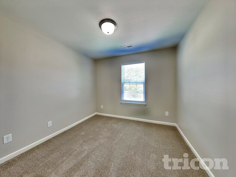 Building Photo - 427 Randolph Dr