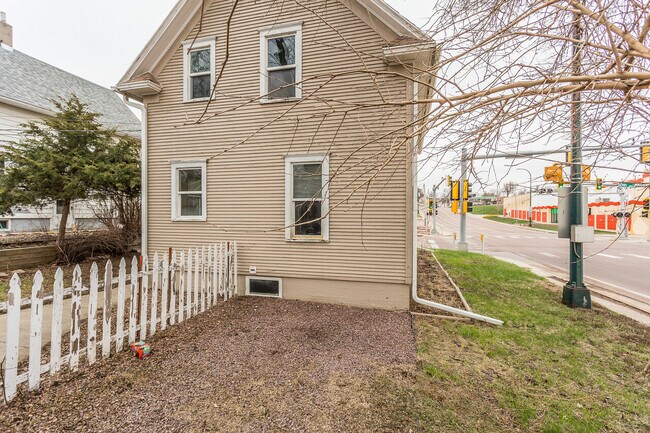 Building Photo - 1420 W 10th St