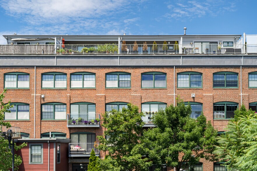 Building Photo - 210 Broadway