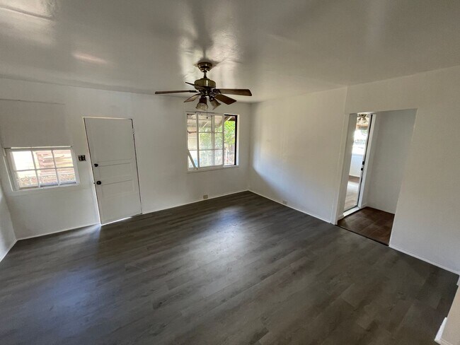 Building Photo - Recently Updated 2 Bedroom 1 Bath Duplex