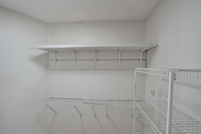 Building Photo - SPACIOUS 2 BED/2 BATH WITH BALCONY IN RESORT-STYLE COMMUNITY!