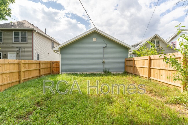 Building Photo - 537 N Sheffield Ave