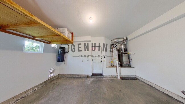 Building Photo - Beautiful 3BD 3.5BA Townhome in Newport Heights