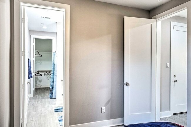 Building Photo - 6403 Bowling Green St