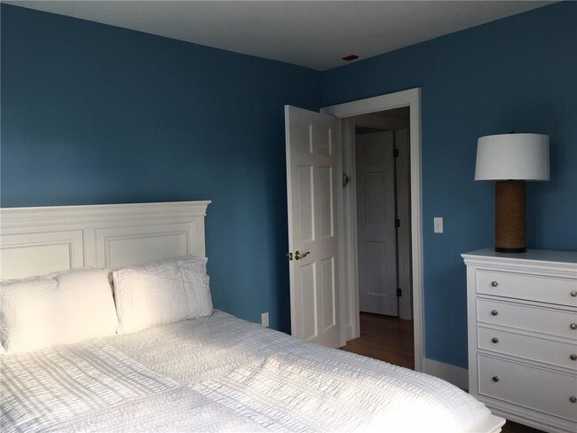 Building Photo - 158 Narragansett Ave