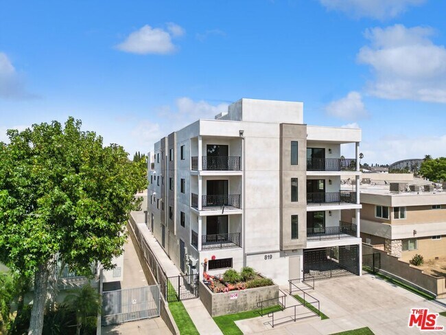 Building Photo - 819 E La Palma Dr