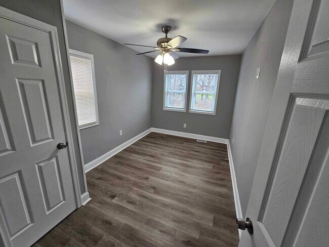 Building Photo - COMING SOON-4 Bedroom Townhouse in Essex