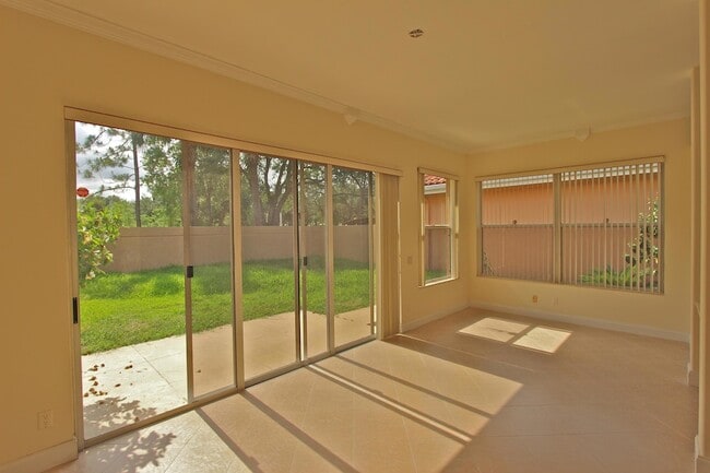 Building Photo - 200 S Hampton Dr