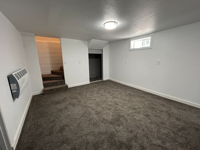 Building Photo - 3 Bedroom 1 Bath Beautiful House with Fenced Yard & Garage